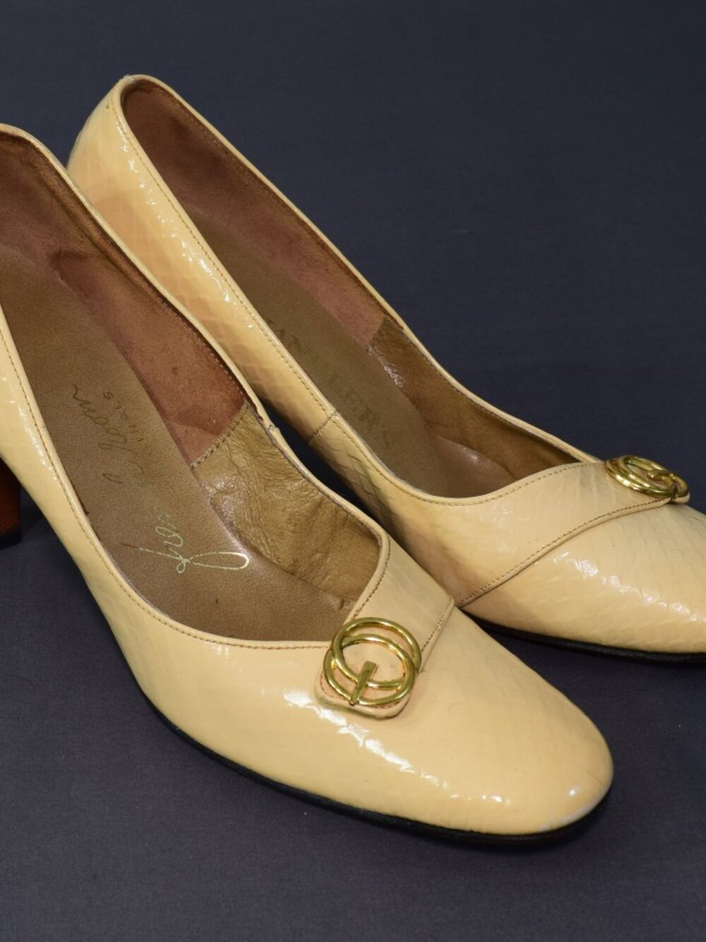 Vintage 1960s French Room Originals Chandlers Beige Patent Leather Shoe Pump 8.5